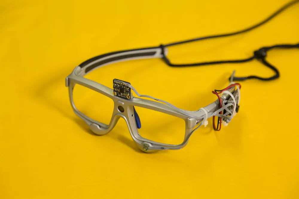 Smart glasses developed by Leung and Schmied, which measure both light effects and eye movements. Smart glasses developed by Leung and Schmied, which measure both light effects and eye movements.