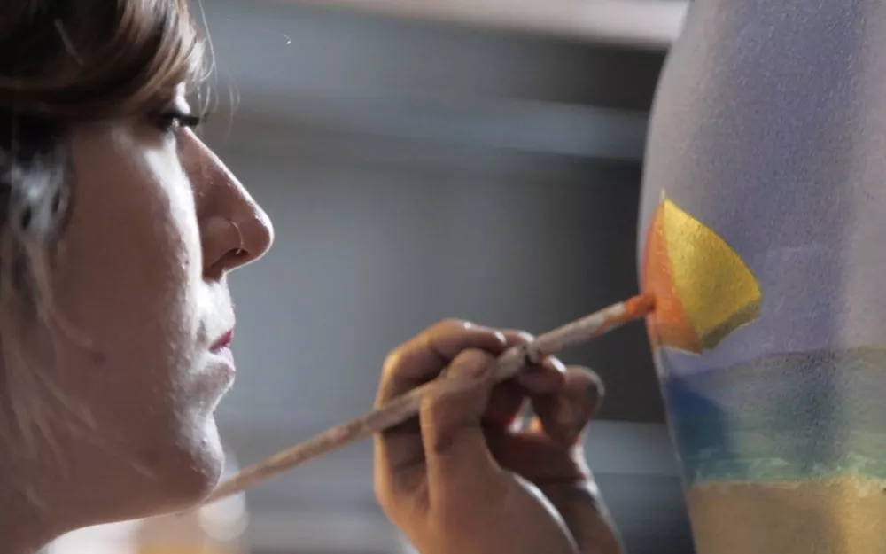 Bodypainter Natalie Fletcher paints on model