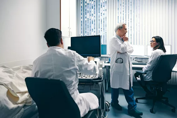 Prof. Dr. Ulf Landmesser (center) at the Charité hospital in Berlin, Germany Prof. Dr. Ulf Landmesser (center) at the Charité hospital in Berlin, Germany